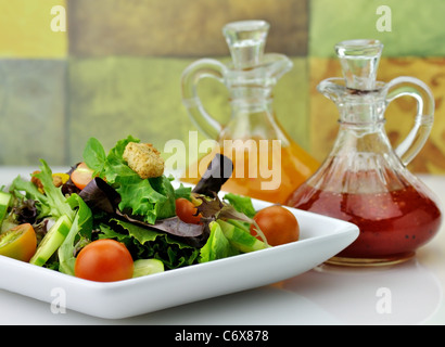 Salat aus frischem Gemüse mit Salat-dressings Stockfoto