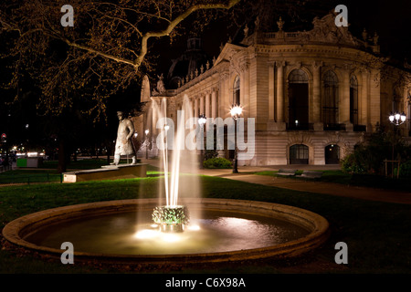 Die Brunnen und Statue von Winston Churchill in der Nähe von Petit Palais in Paris, in der Nacht. Frankreich. Stockfoto