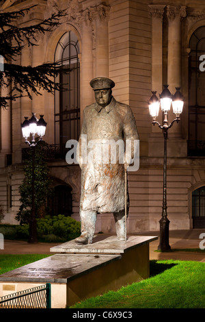 Skulptur von Winston Churchill in der Nähe des Petit Palais in Paris in der Nacht. Frankreich. Stockfoto