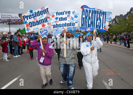 Detroit, Michigan - Anhänger von Präsident Obamas Wiederwahl Kampagne März in der Labor Day Parade. Stockfoto