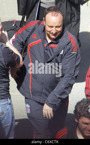 Liverpool Manager Rafael Benitez verlassen Runcorn Station für eine Reise in Europa Cheshire, England - 20.04.10 Stockfoto