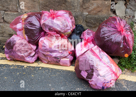 Roten Abfallsäcke Stockfoto