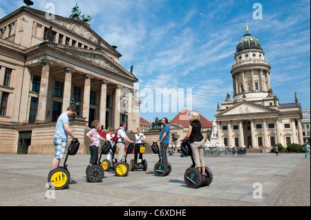 Touristen auf Segway tour in Gendarmenmarkt Square und Konzerthaus und Franzosischer Dom in Mitte Berlins Deutschland Stockfoto