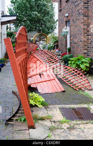 Gartenzaun umgeweht bei Wind und Regen Stockfoto