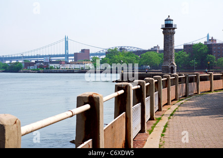 Blackwell (Roosevelt) Leuchtturm vom N.E Punkt von Roosevelt Island mit Blick auf den Stadtteil Queens, Astoria East River, NYC, USA Stockfoto