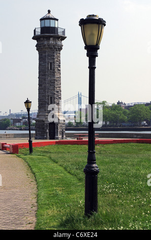 Gotischen Stil Stein Blackwell Leuchtturm am nordöstlichen Ende des Roosevelt Island Blick in Astoria, Queens, New York, USA Stockfoto