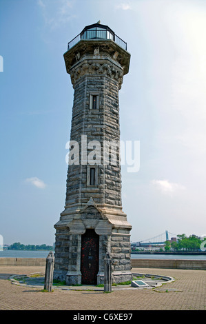 Gotischen Stil Stein Blackwell Leuchtturm am nordöstlichen Ende des Roosevelt Island mit Stadtteil Queens im Hintergrund, NYC, USA Stockfoto