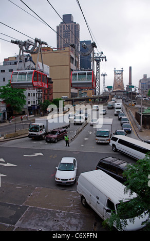 Roosevelt Island Pendelbahn Mid-Town Manhattan Bahnhof für Roosevelt Island über Kreuzung für Brücke Stockfoto
