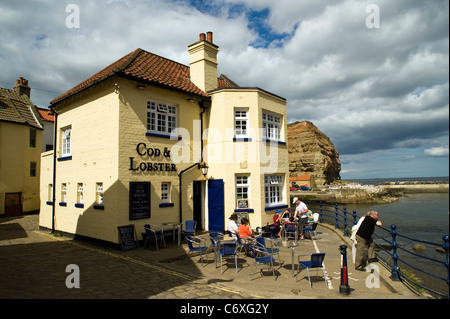 Die Menschen Sie genießen schönen Wetter bei Staithes, Nord-Ost, UK. Aug 2011 Stockfoto