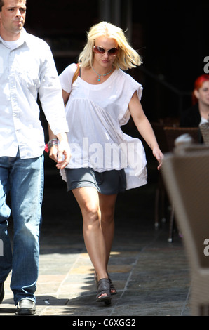 Britney Spears geht an die Abtei Restaurant mit ihrem Leibwächter in West Hollywood Los Angeles, Kalifornien - 10.05.10 Stockfoto