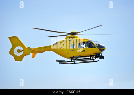 Ein Hubschrauber der Strathclyde Polizei kommen, um vor einem strahlend blauen Himmel landen Stockfoto