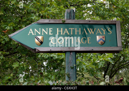 Wegweiser auf Anne Hathaways Hütte in Shottery, Stratford Warwickshire, England. Stockfoto