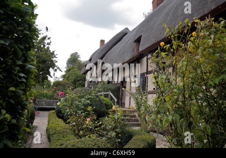 Blick vom Eingangstor des Anne Hathaway Ferienhaus in Shottery, Stratford Warwickshire, England. Stockfoto