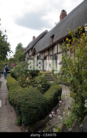 Blick vom Eingangstor des Anne Hathaway Ferienhaus in Shottery, Stratford Warwickshire, England. Stockfoto