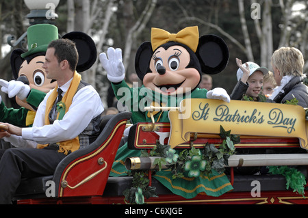 Der St. Patricks Day Parade durch Disneyland bei Paris.      ... NUR ZUR REDAKTIONELLEN VERWENDUNG... Stockfoto