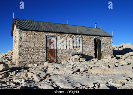 Mount Whitney Gipfel Hütte 14505 Füßen auf dem Gipfel des Mount Whitney, der höchste Berg in Kalifornien Stockfoto