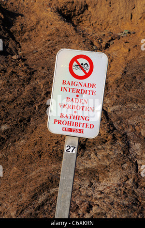 Baden verboten Schild in Französisch, Deutsch und Englisch Stockfoto