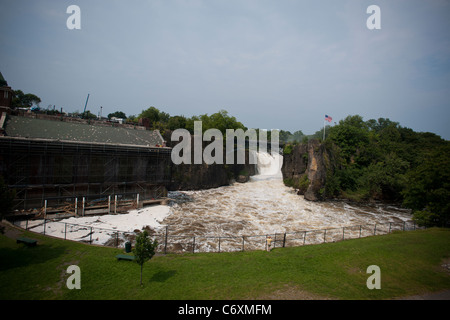 Tausende von Gallonen Wasser Kaskaden über die großen Wasserfälle des Passaic River in Paterson, New Jersey Stockfoto