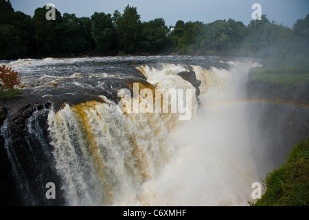 Tausende von Gallonen Wasser Kaskaden über die großen Wasserfälle des Passaic River in Paterson, New Jersey Stockfoto