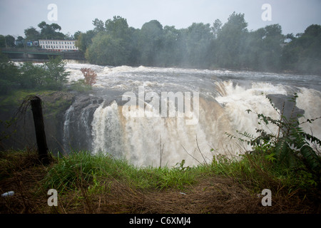 Tausende von Gallonen Wasser Kaskaden über die großen Wasserfälle des Passaic River in Paterson, New Jersey Stockfoto