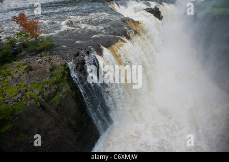 Tausende von Gallonen Wasser Kaskaden über die großen Wasserfälle des Passaic River in Paterson, New Jersey Stockfoto