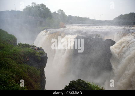 Tausende von Gallonen Wasser Kaskaden über die großen Wasserfälle des Passaic River in Paterson, New Jersey Stockfoto