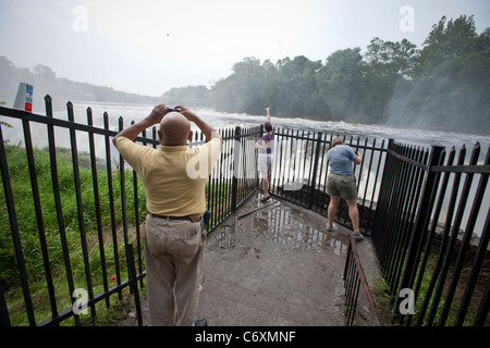 Besucher auf einen Blick-Out fotografieren Tausende von Gallonen Wasser Kaskadierung über die Great Falls des Passaic River Stockfoto