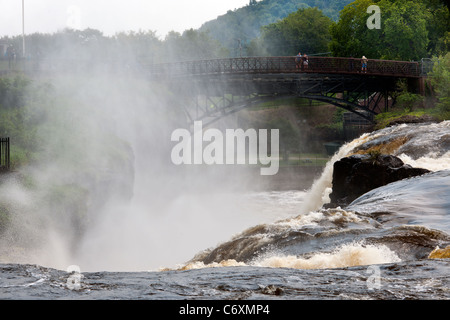 Tausende von Gallonen Wasser Kaskadierung über die Great Falls des Passaic River in Paterson, New Jersey Stockfoto