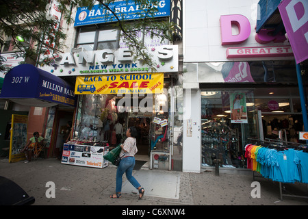 Zurück in der Schule werden Specials außerhalb ein Bekleidungsgeschäft an der 125th Street im Stadtteil Harlem in New York angekündigt. Stockfoto