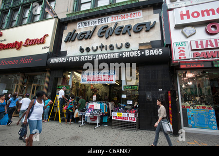 Zurück in der Schule werden Specials außerhalb ein Bekleidungsgeschäft an der 125th Street im Stadtteil Harlem in New York angekündigt. Stockfoto