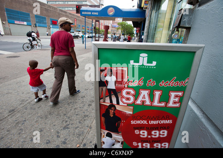 Zurück in der Schule sind Specials außerhalb der Jimmy Jazz Bekleidungsgeschäft in Harlem in New York angekündigt. Stockfoto