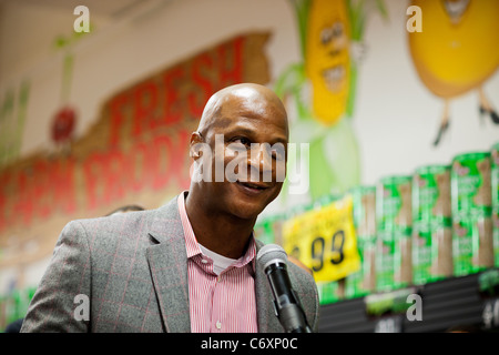 Ehemaliger Baseballspieler Darryl Strawberry spricht bei der Eröffnung eines Supermarktes Stockfoto