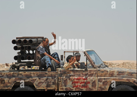 Rebellen-Kämpfer Fahrt an die Front Stockfoto