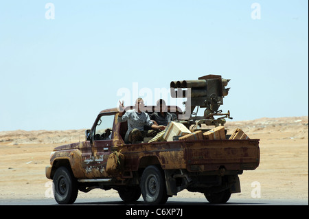 Rebellen-Kämpfer Fahrt an die Front Stockfoto