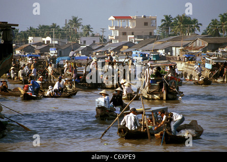 Schwimmenden Markt an einem Nebenarm des Mekong an Cai Rang, Vietnam Stockfoto