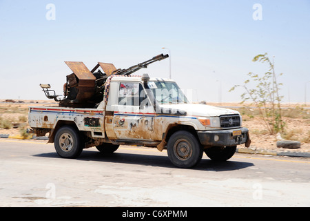 Gaddafi NTC Rebel Kämpfer Fahrt an die Front Stockfoto