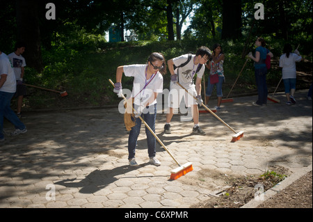 Freiwilligen Studenten helfen aufzuräumen Prospect Park in Brooklyn in New York in der Nachmahd von Hurrikan Irene Stockfoto