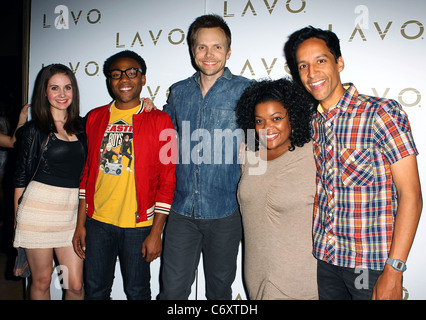 Alison Brie, Donald Glover, Joel McHale, Yvette Nicole Brown und Danny Pudi Supermodel und Victorias Secret Angel Selita Stockfoto