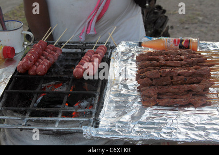 Fleisch und Würstchen auf dem Grill von einer Straße lokal in ländlichen Panama. Stockfoto