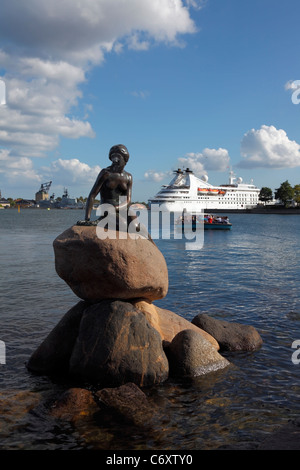 Ein Kanalboot Tour mit Touristen verlassen die kleine Meerjungfrau und dem Kreuzfahrtschiff MS Seabourn Pride verlassen den Hafen von Kopenhagen Stockfoto