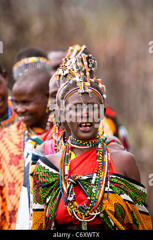 Massai-Frauen singen und tanzen Stockfoto