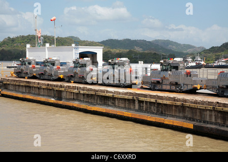 Blick auf den Panama-Kanal zeigt den normalen Betrieb in die reguläre Arbeit des Weges getan. Stockfoto