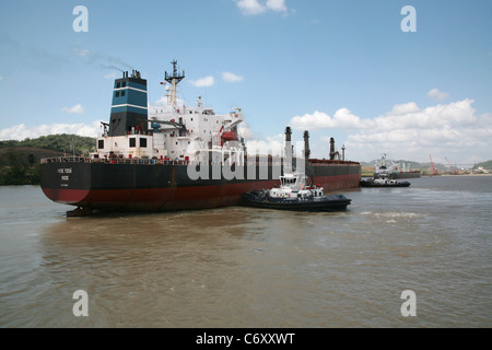 Schlepper in den Panama-Kanal auf den tagsüber Betrieb tätig. Stockfoto