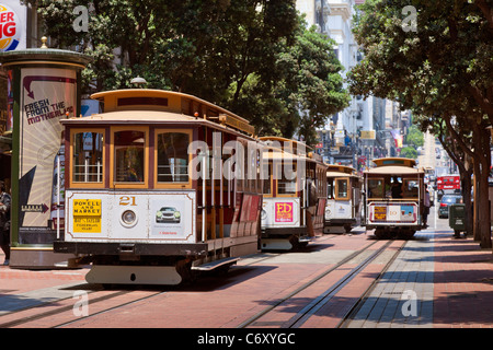 Cable Cars an der Powell Street in der Nähe der Kreuzung mit der Market Street, San Francisco, Kalifornien, USA. JMH5215 Stockfoto