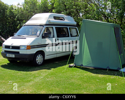 Autosleeper Tirdent VW Hallo top Wohnmobil mit Cuddy Zelt neben Stockfoto