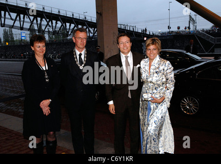 Seine königliche Hoheit Prinz Constantijn der Niederlande mit Ihre Königliche Hoheit Prinzessin Laurentien der Niederlande kommen The World Press Photo awards Stockfoto