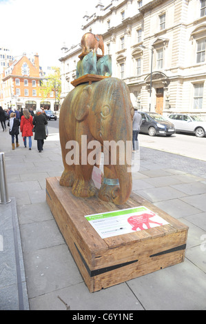 Elephant Parade beginnt In London 250 bunt bemalten Modell Elefanten wurden in central London als Teil installiert Stockfoto