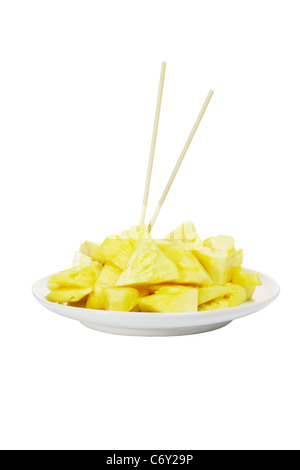 Saftig, frisch geschnittenen Ananasscheiben und Holzspieße auf weißem Hintergrund Stockfoto