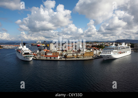 Die Kreuzfahrtschiffe Azamara Reise auf der rechten Seite und Entdeckung auf der linken Seite, beide vor Anker im Hafen von Stavanger, Norwegen. Stockfoto
