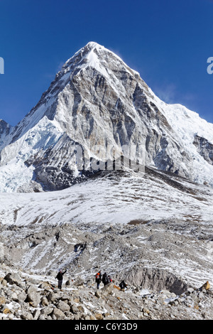 Der gewölbte Pumori-Berg mit dem schwarzen Rock der Kala Pathar vor It, Everest-Region, Nepal Stockfoto